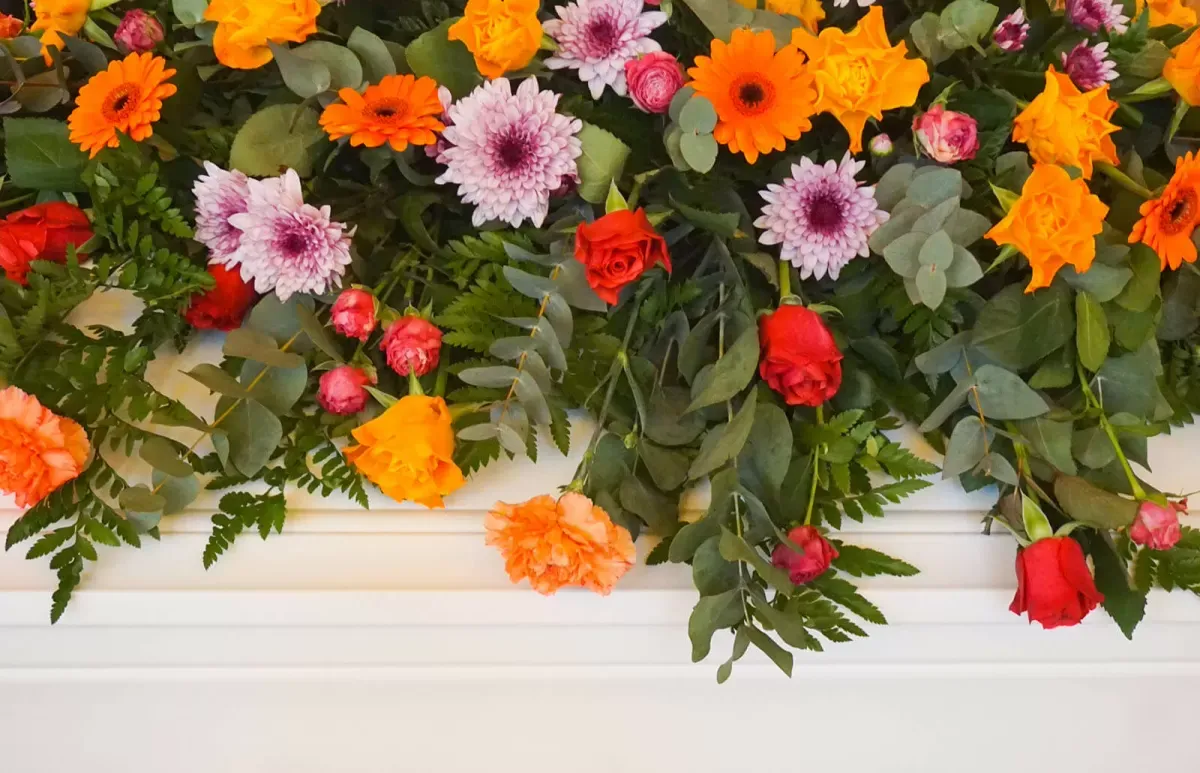 ¿Por qué se llevan flores a los entierros?