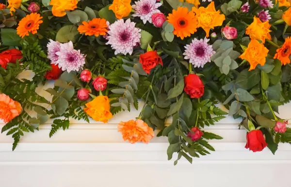 ¿Por qué se llevan flores a los entierros?