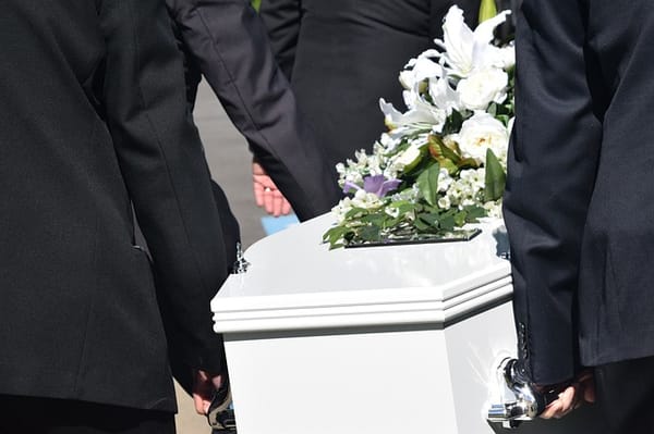 Cuánto tiempo puede pasar desde el momento de la muerte hasta el funeral