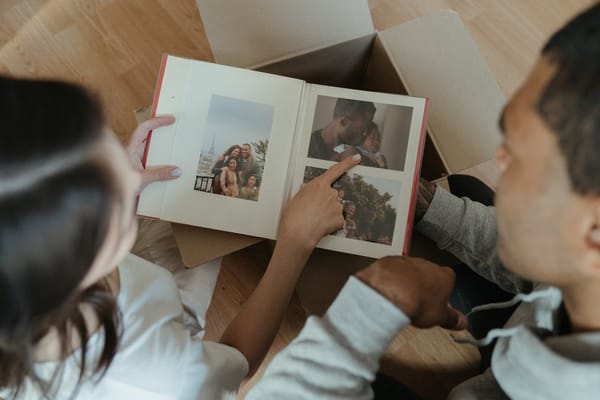 Cómo crear un libro del recuerdo después de perder a un ser querido