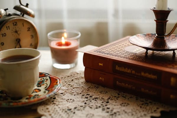 Encender una vela: iluminar el recuerdo, cuidar el presente